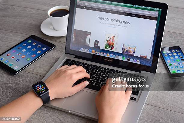 Apple Computer Desk Photos and Premium High Res Pictures - Getty Images