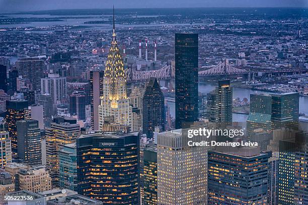 new york skyscraper and chrysler building at night - prédio da chrysler imagens e fotografias de stock