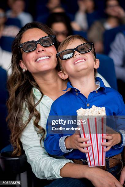 mutter und sohn im-filme - 3d movie stock-fotos und bilder