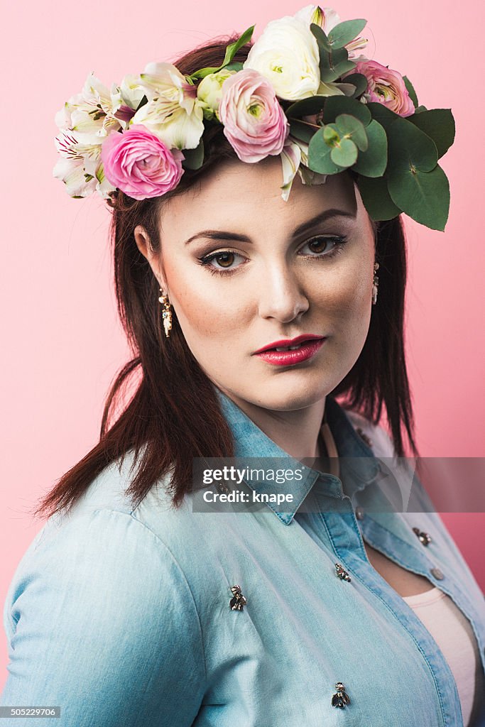 Schöne modische Teenager-Mädchen mit Blume Krone