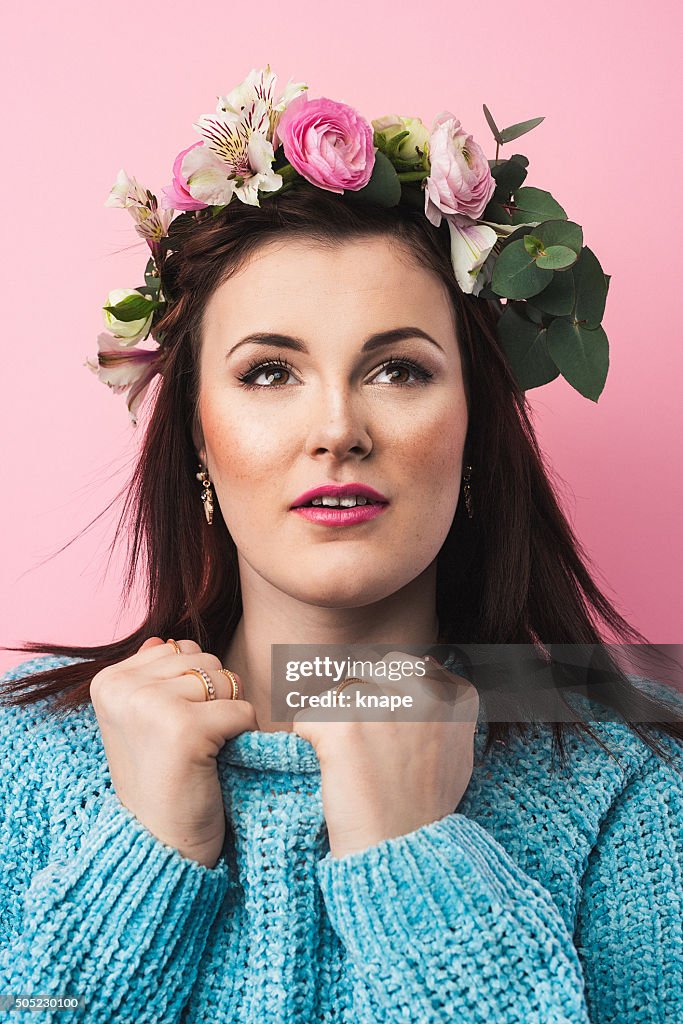 Schöne modische Teenager-Mädchen mit Blume Krone