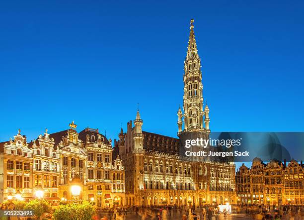 bruselas grand place - panorama brussels fotografías e imágenes de stock