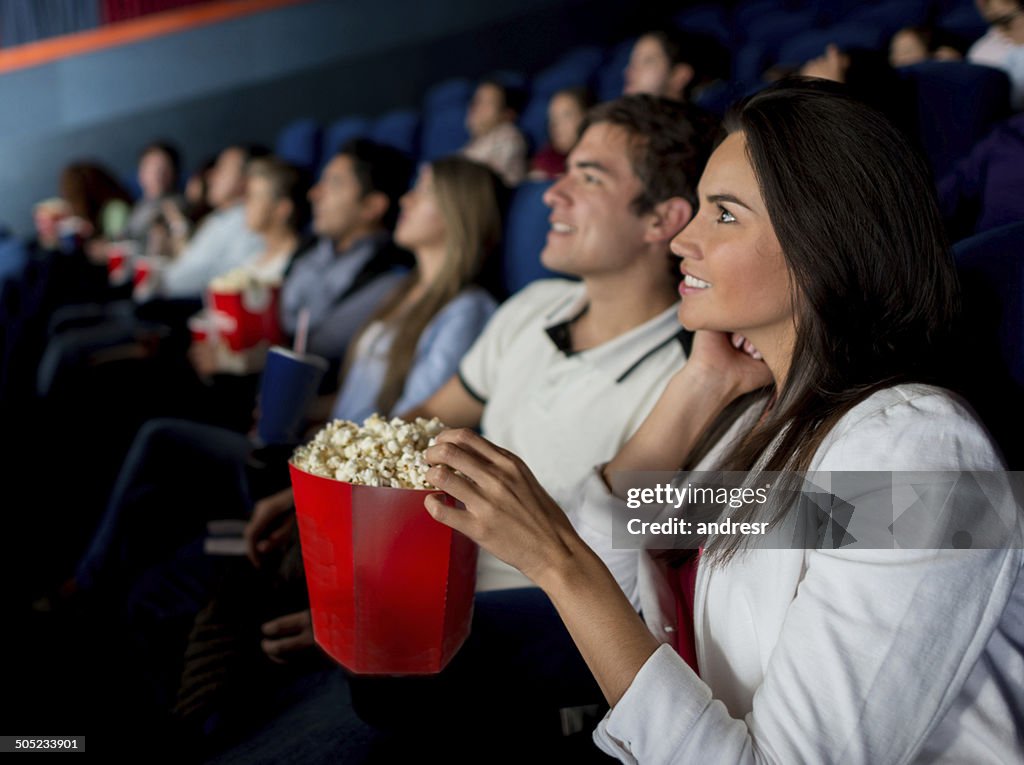 Grupo de pessoas no cinema