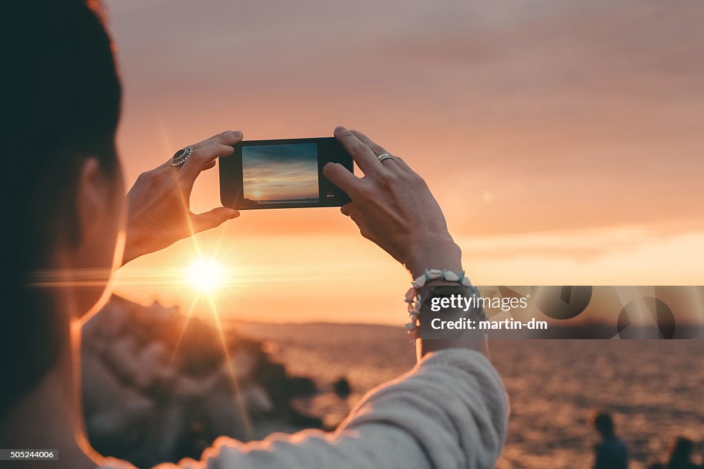 Frau Fotografieren der Sonnenuntergang