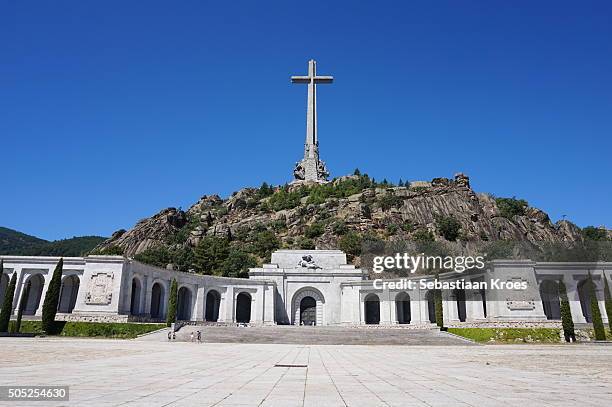 valley of the fallen monument, façade, cross, san lorenzo de el escorial - 1950 1959 fotografías e imágenes de stock