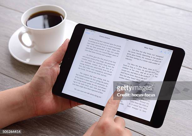 lesung mit ipad tablet pc e-book entdecken - e reader stock-fotos und bilder