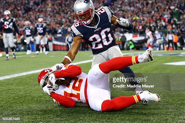 Albert Wilson of the Kansas City Chiefs catches a touchdown in the third quarter against Logan Ryan of the New England Patriots during the AFC...