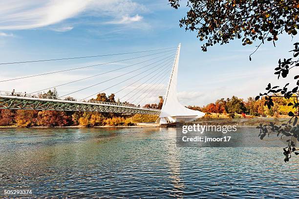 relógio de sol de ponte com visitantes de redding na califórnia - redding califórnia imagens e fotografias de stock