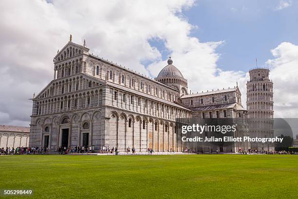 the duomo di pisa and the leaning tower - catedral de pisa fotografías e imágenes de stock