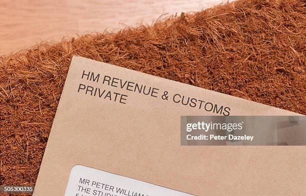 tax demand on doormat - hmrc stockfoto's en -beelden