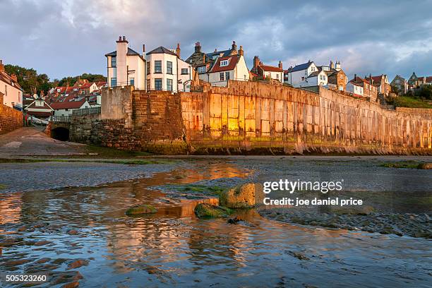 robin hood's bay, yorkshire, england - robin hood's bay imagens e fotografias de stock