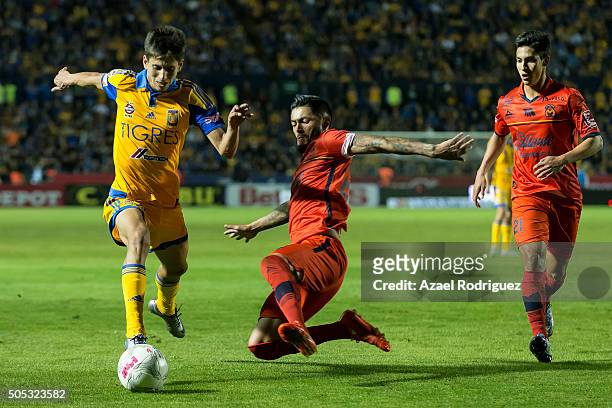Jurgen Damm of Tigres fights for the ball with Rodrigo Millar of Morelia during the 2nd round match between Tigres UANL and Morelia as part of the...