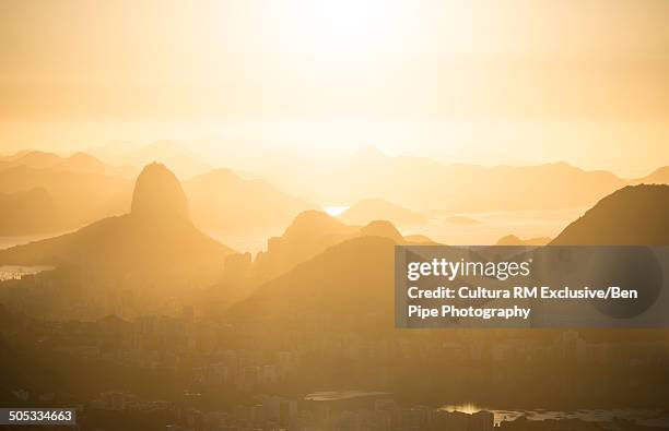 distant view of sugarloaf mountain at sunset, rio de janeiro, brazil - glow rm fotografías e imágenes de stock