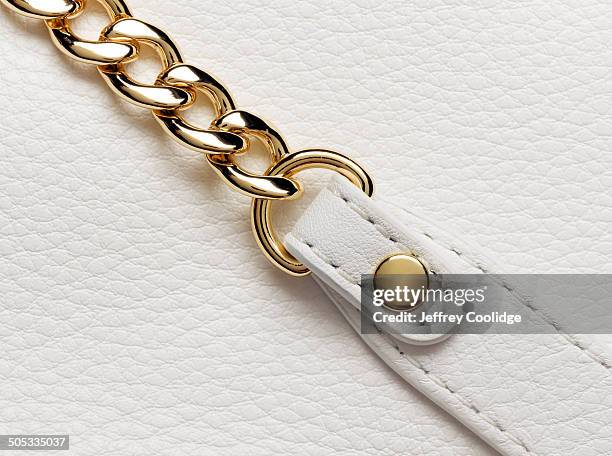 detail chain on leather handbag - gold purse stock-fotos und bilder