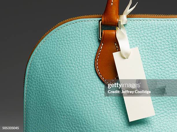 blank tag on handbag - bretella foto e immagini stock