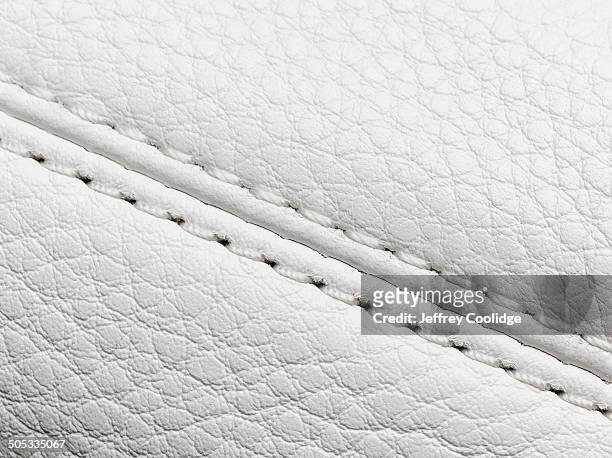 detail of stitching on leather hnadbag - sac à main blanc photos et images de collection