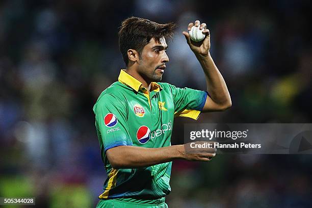 Mohammad Amir of Pakistan prepares to bowl during the International Twenty20 match between New Zealand and Pakistan at Seddon Park on January 17,...