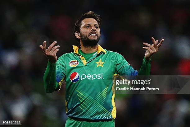 Shahid Afridi of Pakistan gives instructions out during the International Twenty20 match between New Zealand and Pakistan at Seddon Park on January...