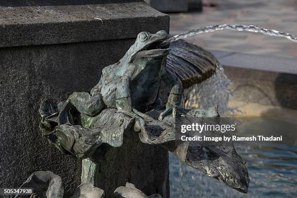 frogs adorning the stork fountain - copenhaga fotografías e imágenes de stock