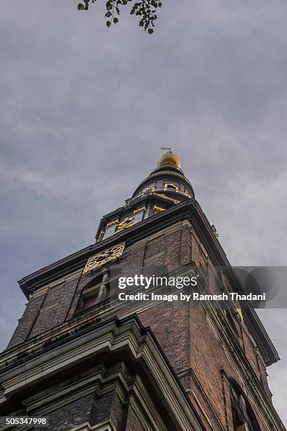 tower of the vor frelsers kirke - copenhaga fotografías e imágenes de stock