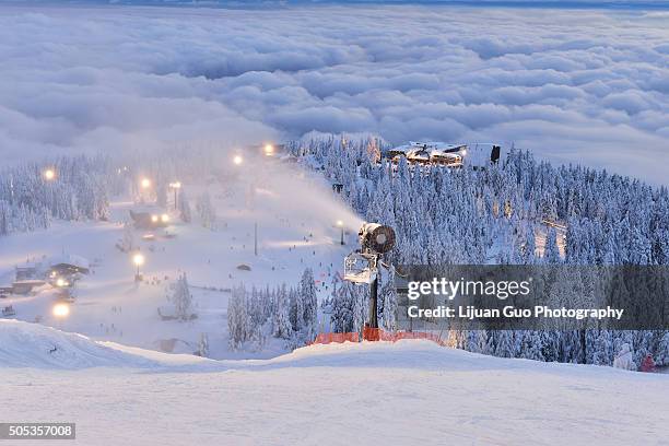 grouse mountain ski hill with foggy cityscape beneath at sunset - grouse mountain - fotografias e filmes do acervo