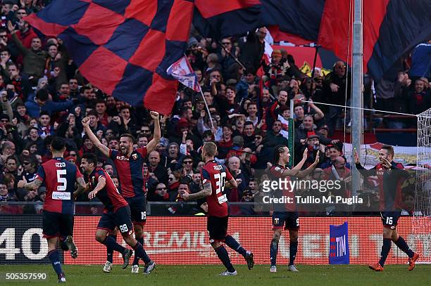 Tomas Rincon of Genoa celebrates after scoring this team's third goal during the Serie A match between Genoa CFC and US Citta di Palermo at Stadio...