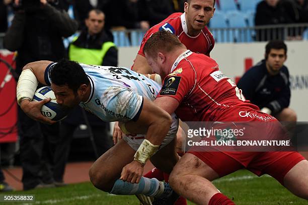 Racing Metro 92 New Zealand centre Casey Laulala runs on his way to score a try despite Llanelli's prop from Wales Samson Lee during the European...