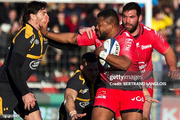 Toulon's English flanker Steffon Elvis Armitage vies with Wasps' Australian centre Ben Jacobs during the European Champions Cup rugby union match RC...