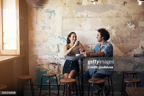 il primo giorno in cui è stato così bello hanno tenuto a tornare - friends drinking foto e immagini stock