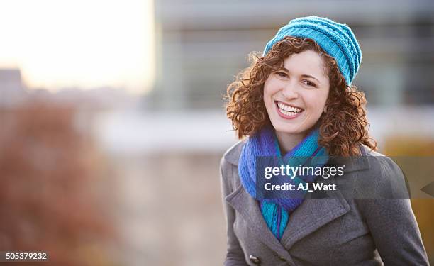 die art von lächeln hält dein herz - woman in a shawl stock-fotos und bilder