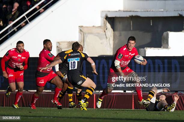 Toulon's South African flanker Juanne Smith challenges Wasps' defence during the European Champions Cup rugby union match RC Toulon vs Wasps on...