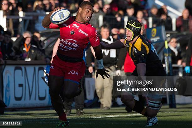 Toulon's Fijian wing Josua Tuisova vies with Wasps' English lock James Gaskell before RC Toulon's Australian flyhalf Quade Cooper scoring a try...