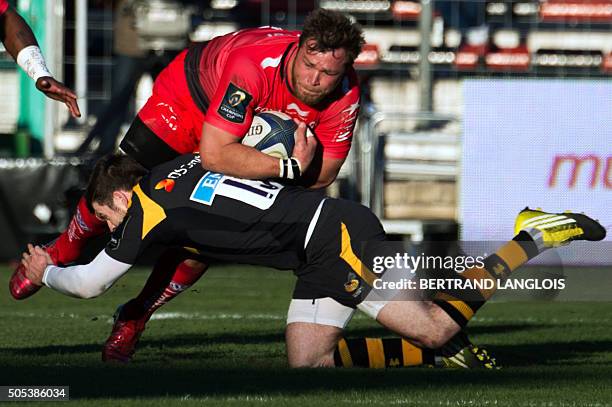 Toulon's South African Number Eight Duane Vermeulen vies with Wasps 'English centre Elliot Daly during the European Champions Cup rugby union match...