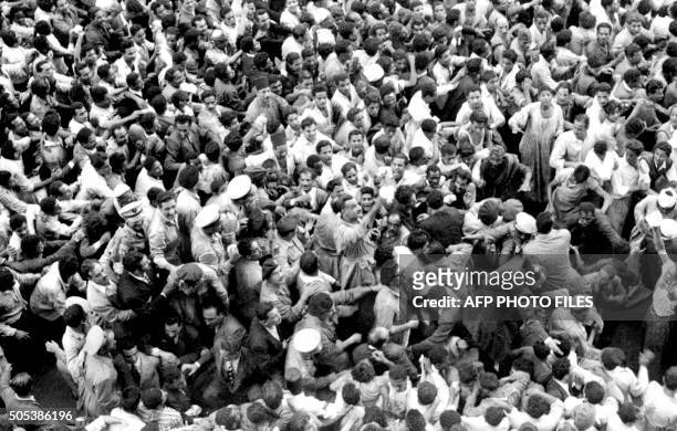 Photo d'archives datée du 29 octobre 1956 du Colonel Gamal Abdel-Nasser, accueilli par une foule enthousiaste au Caire, lors de son retour...