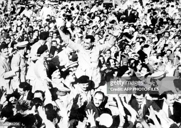 Photo d'archives datée du 29 octobre 1956 du Colonel Gamal Abdel-Nasser, accueilli par une foule enthousiaste au Caire, lors de son retour...