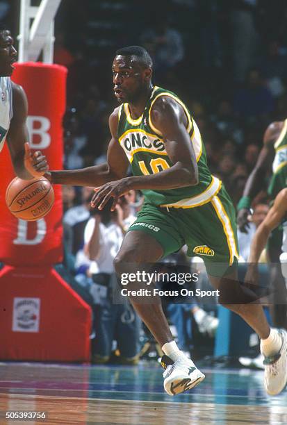 Shawn Kemp of the Seattle Supersonics dribbles the ball against the Charlotte Hornets during an NBA basketball game circa 1993 at the Charlotte...