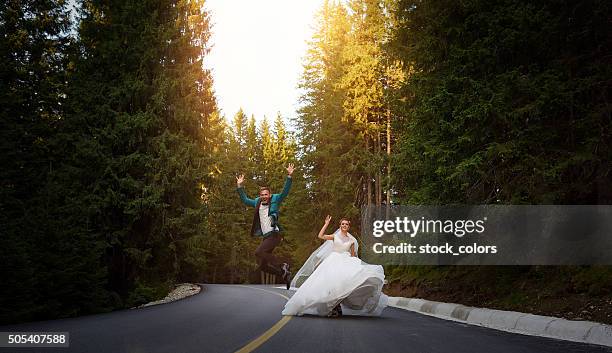 so energic momente - bride running stock-fotos und bilder