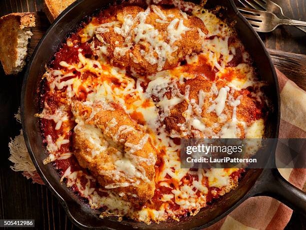 frango parmesão cozido em molho de tomate e queijo mozzarella - parmesan imagens e fotografias de stock