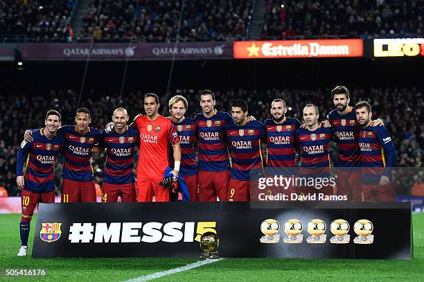 Barcelona players pose with Lionel Messi and the FIFA Ballon d'Or trophy prior to the La Liga match between FC Barcelona and Athletic Club de Bilbao...