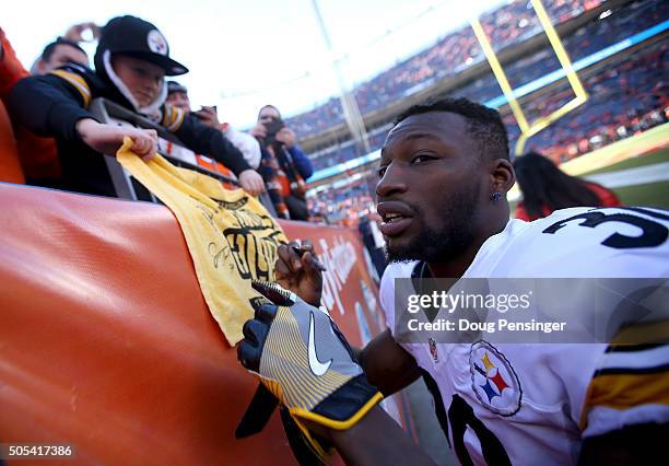 Jordan Todman of the Pittsburgh Steelers signs his autograph for a fan prior to the AFC Divisional Playoff Game against the Denver Broncos at Sports...