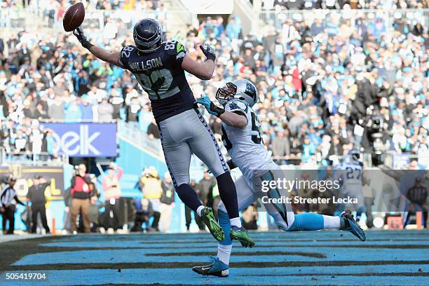 Luke Kuechly of the Carolina Panthers defends a pass to Luke Willson of the Seattle Seahawks in the 4th quarter during the NFC Divisional Playoff...