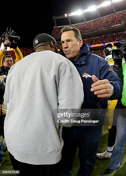 Head coach Gary Kubiak of the Denver Broncos shakes hands with head coach Mike Tomlin of the Pittsburgh Steelers after the AFC Divisional Playoff...