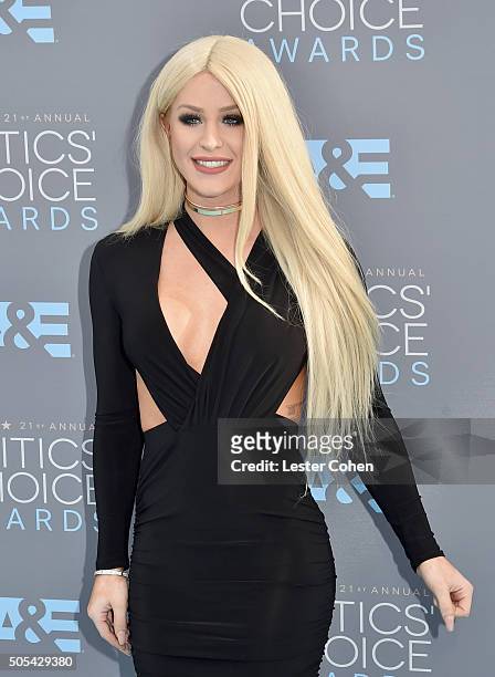 Internet personality Giselle Loren Lazzarato attends the 21st Annual Critics' Choice Awards at Barker Hangar on January 17, 2016 in Santa Monica,...