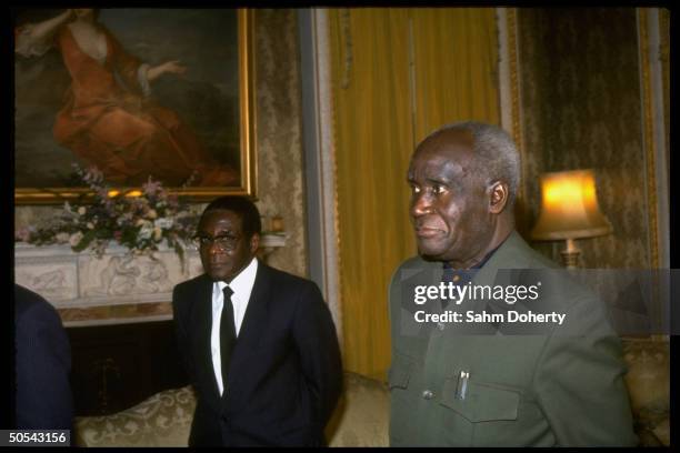 Zimbabwe ldr. Robert Mugabe & Zambian ldr. Kenneth Kaunda at Commonwealth meetings on possible economic sanctions toward South Africa, re Apartheid