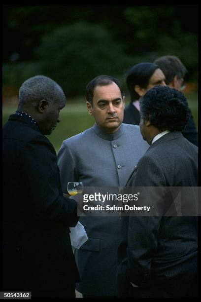 Zambian ldr. Kenneth Kaunda, Indian PM Rajiv Gandhi & Zimbabwe ldr. Robert Mugabe chatting outside Commonwealth meeting