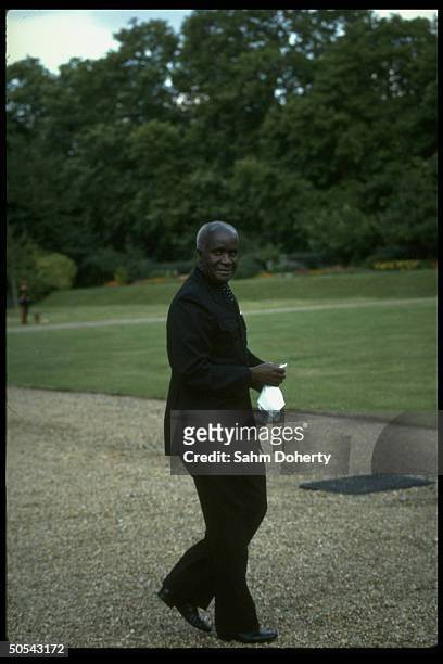 Zambian ldr. Kenneth Kaunda outside Commonwealth meetings on possible economic sanctions toward South Africa, re Apartheid