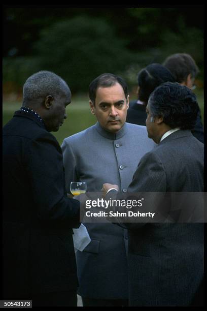 Zambian ldr. Kenneth Kaunda, Indian PM Rajiv Gandhi & Zimbabwe ldr. Robert Mugabe chatting outside Commonwealth meeting