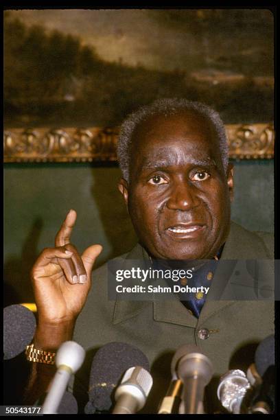 Zambian ldr. Kenneth Kaunda at press conf. Between sessions of Commonwealth meetings on possible economic sanctions toward South Africa, re Apartheid