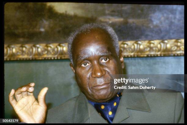 Zambian ldr. Kenneth Kaunda at press conf. Between sessions of Commonwealth meetings on possible economic sanctions toward South Africa, re Apartheid