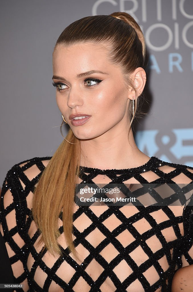 Actress Abbey Lee Kershaw poses in the press room during the 21st